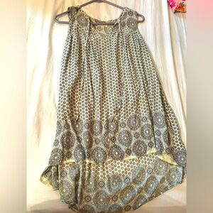 Umgee hi-lo sleeveless tunic. White with black designs. Size medium.